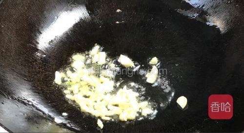就着油锅，放入蒜末爆香