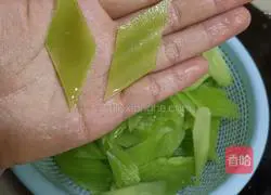 Illustration of how to stir-fry lettuce slices with minced meat 2