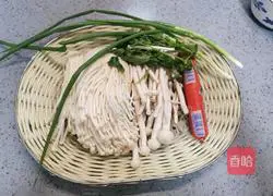 Illustration of how to make ham and mushroom soup 1