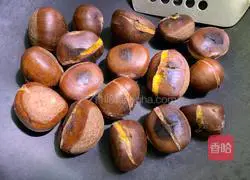 Illustration of how to stir-fry chestnuts in an iron pot 3