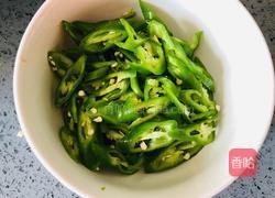 多做一步,牛柳又滑又嫩,味美多汁的青椒牛柳的做法图解3