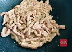 One more step, the beef tenderloin will be smooth, tender, delicious and juicy.Illustration of how to make green pepper beef tenderloin 5