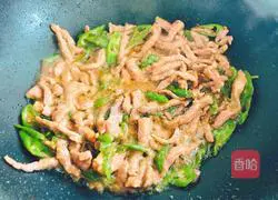 One more step, the beef tenderloin will be smooth, tender, delicious and juicy.Illustration of how to make green pepper beef tenderloin 8