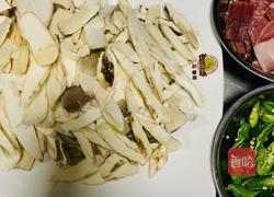 老火腿炒鸡枞的做法图解2