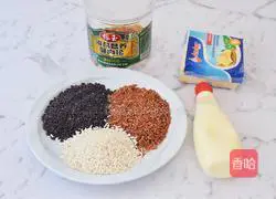 Illustration of how to make black rice, cheese and meat floss rice balls 1