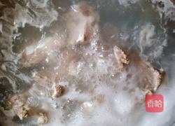 莲藕玉米排骨汤的做法图解2