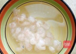 西芹炒虾仁的做法图解1