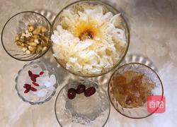 美容养颜《桃胶皂角米雪燕百合莲子银耳羹》的做法图解1