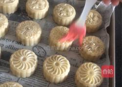 莲蓉肉松馅广式月饼的做法图解20