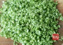 猪肉四季豆馅饼的做法图解1