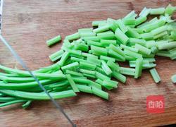 腊肠炒芹菜的做法图解2
