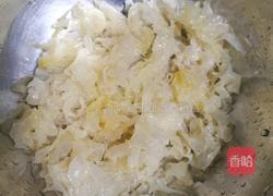 红枣麦片银耳粥的做法图解2