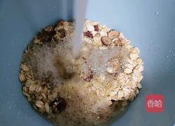 红枣麦片银耳粥的做法图解4