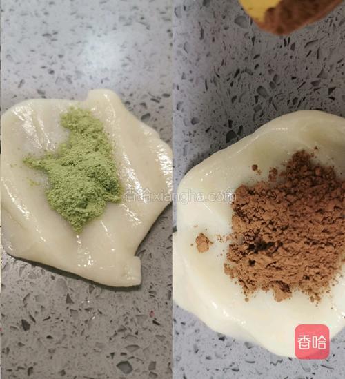 冰皮分成两份，分别加入抹茶粉和可可粉。