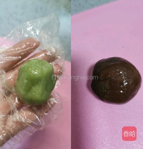 揉成光滑的均匀的冰皮。