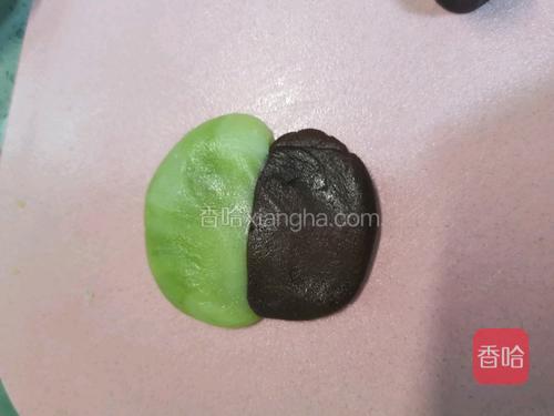 压成圆饼。每个饼皮约30克，可做12个成品。