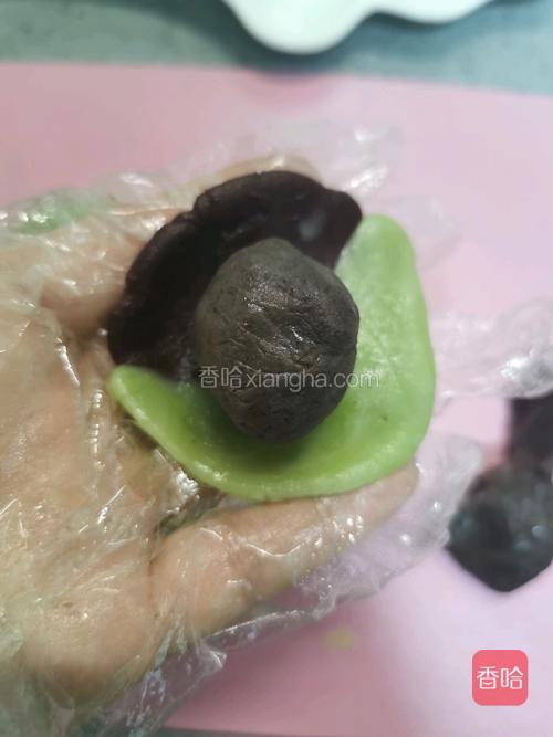 包入红豆沙馅，每个红豆沙20克，可做12个成品。