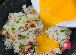 五彩缤纷蛋炒饭的做法图解7
