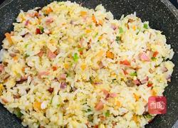 五彩缤纷蛋炒饭的做法图解8