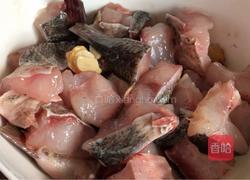 双椒鱼块的做法图解1