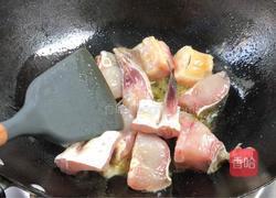 双椒鱼块的做法图解6