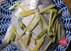 Illustration of how to make steamed white pomfret 2