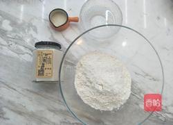 一口就掉酥的榨菜鲜肉月饼的做法图解1