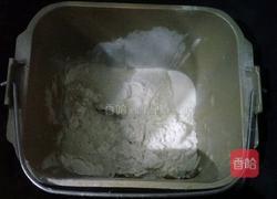 超柔软牛奶切块面包的做法图解2