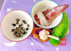 Illustration of how to make fried cucumber with squid and fungus 1