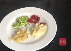 枸杞蒸鲫鱼的做法图解4