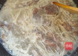 金针菇肥牛汤的做法图解3