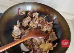 土豆炖鸡块的做法图解3