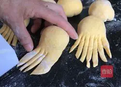 Illustration of how to make baby octopus steamed buns 7