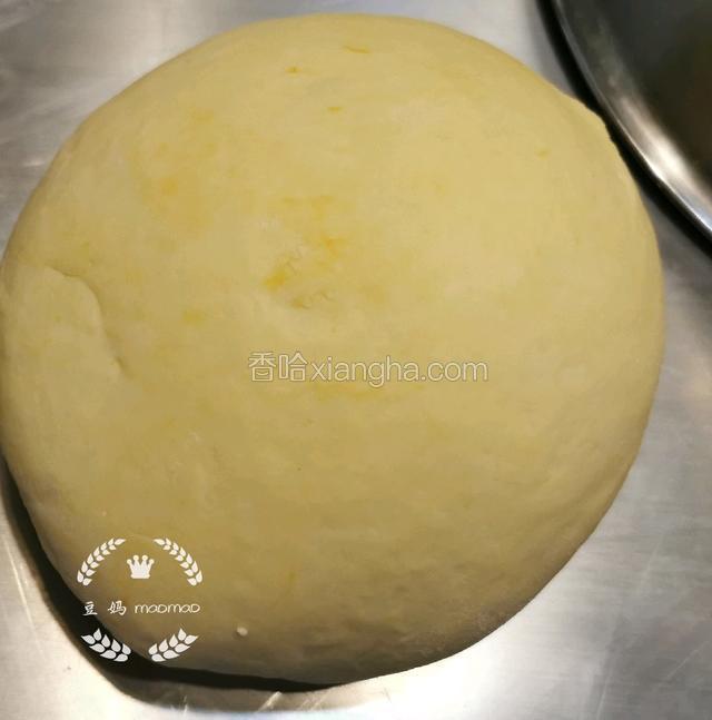 取一小块加入芒果粉揉成均匀光滑的面团。