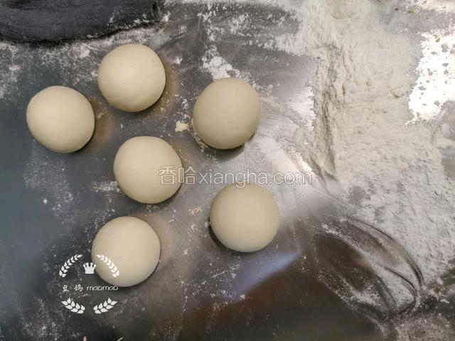 白色面团部分分成每个50克的剂子，揉至光滑。