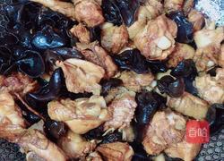 木耳炖鸡的做法图解7