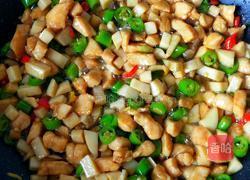 杏鲍菇炒鸡丁的做法图解15