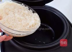 板栗香菇腊肠焖饭的做法图解3