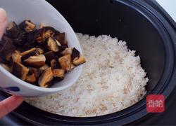 板栗香菇腊肠焖饭的做法图解4