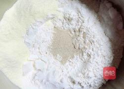 虾仁干酪迷你披萨(10厘米)的做法图解1