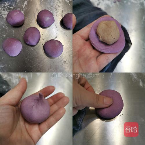 紫薯面团分成每个35克的剂子揉成光滑的面团。压成饼,利用虎口位置收口,揉光滑揉圆。