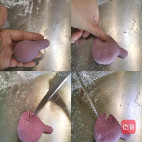 慢慢捏出一个鼻子出来。带馅的圆形上面用大拇指压出耳朵,用刀一分为二,刀背分别压条纹。