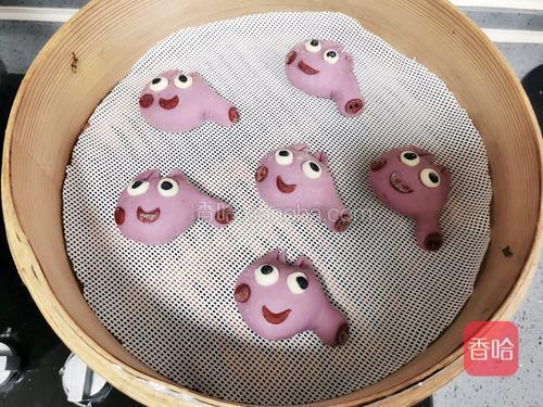 放入蒸屉大火蒸至冒气后计时10分钟,关火后再焖3分钟即可出出锅。