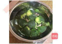 婴儿辅食：西兰花泥的做法图解1