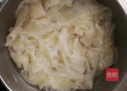 饺子皮版油泼面的做法图解5