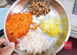 猪肉莲藕胡萝卜饺子的做法图解1