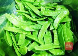 腊肠炒荷兰豆的做法图解1