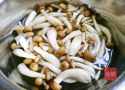 西兰花炒菌菇的做法图解2