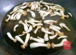 西兰花炒菌菇的做法图解3