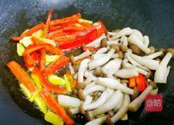 西兰花炒菌菇的做法图解7